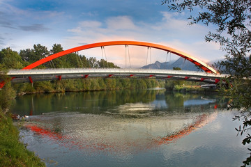 Fototapeta na wymiar Rote Brücke über die Drau