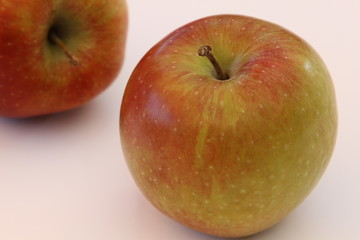 Apfel isoliert auf weissem Hintergrund