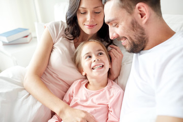 Obraz premium happy family in bed at home