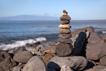 Пирамидка из камней на морском берегу.