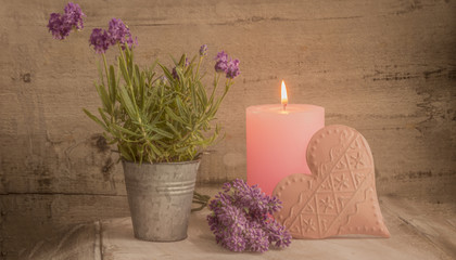 Dekoration mit Lavendel und Kerze