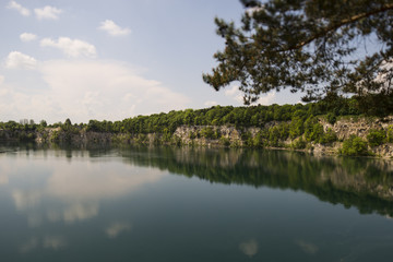 Fototapeta na wymiar Widok na jezioro i skały