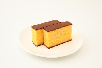 お皿にのせたカステラ 白背景