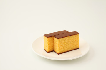 お皿にのせたカステラ 白背景