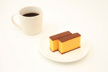 お皿にのせたカステラとコーヒー 白背景