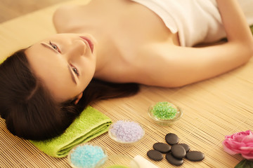 Obraz na płótnie Canvas Spa. Girl massage therapist doing head massage beautiful brunette girl