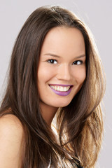 Naklejka premium studio portrait of young attractive woman smiling