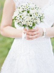 Obraz na płótnie Canvas Bride holding wedding bouquet 
