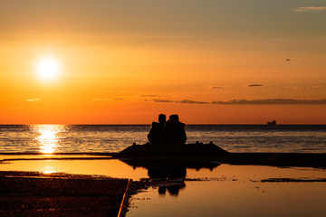 Naklejka na ściany i meble couple watching a romantic sunset