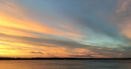 Fototapeta na wymiar Красивый огненный оранжевый багровый закат на реке Волга