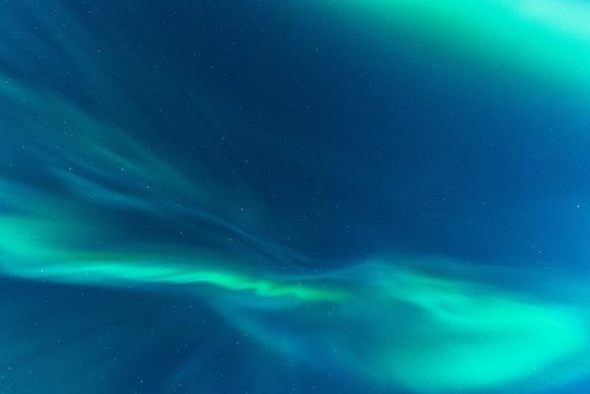 striature verdi dell'aurora boreale su un cielo blu