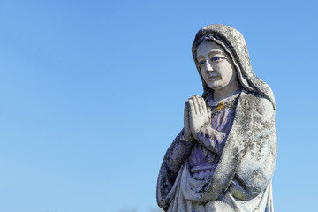 Fototapeta premium Antique statue of the Virgin Mary praying (religion, faith, holy, sin)
