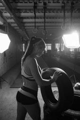 Fototapeta na wymiar girl trains the muscles in the gym Sports lifestyle concept