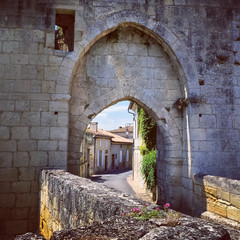Fototapeta premium Stone arch in the old town of Saint-Emilion, France