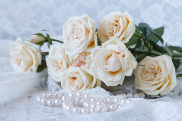Obraz na płótnie Canvas Fresh roses flowers with pearls