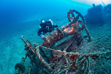Diving on the wreck 