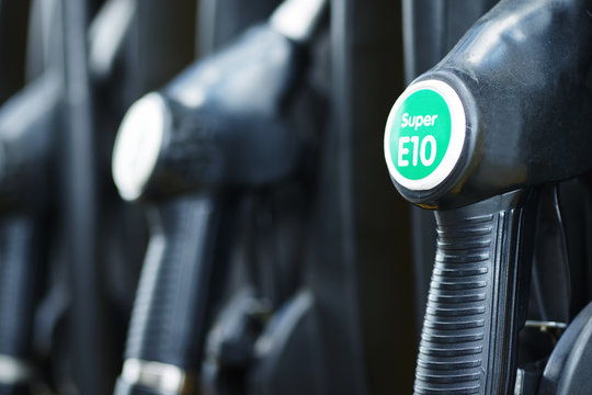Zapfs&auml;ule an einer Tankstelle