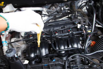 Checking engine oil