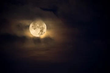Selbstklebende Fototapete Vollmond Bernsteinfarbener Mond