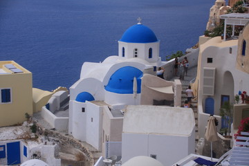 église blanche avec des domes bleus