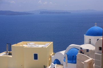 Fototapeta na wymiar coupoles bleues à Santorin