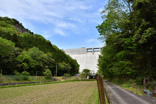 下から見た金出地ダム(2017年5月)