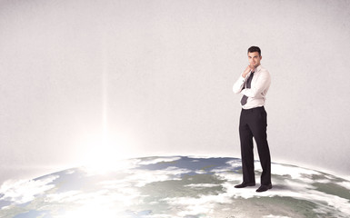 Obraz premium man standing in front of city landscape