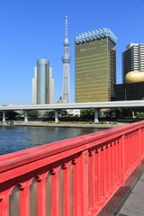 吾妻橋の赤い欄干と隅田川風景