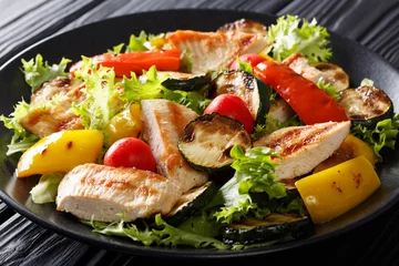Photo sur Plexiglas Grill / Barbecue Warm salad of grilled vegetables and chicken close-up. horizontal