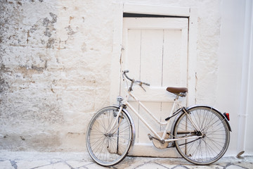 Fototapeta na wymiar The wall and the bicycle