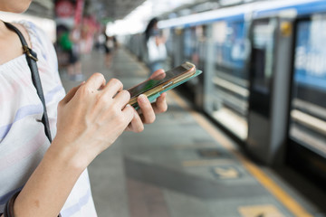 Obraz na płótnie Canvas Asian woman play smartphone