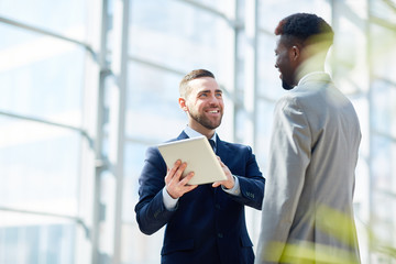 Successful traders discussing financial data online