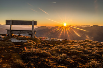 Berglandschaft mit Sitzbank während dem Sonnenaufgang
