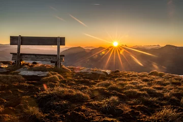 Zelfklevend Fotobehang Berglandschaft mit Sitzbank während dem Sonnenaufgang © christophstoeckl