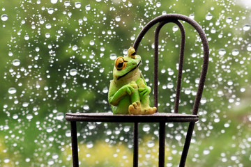 雨とカエルと椅子 / 百円ショップの大量生産品