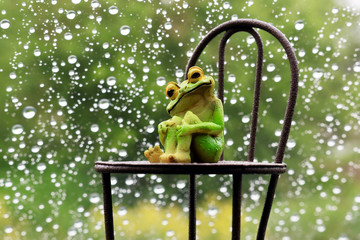 雨とカエルと椅子 / 百円ショップの大量生産品