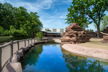 Fototapeta premium Gartenanlage mit Wassergraben