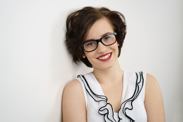 frau mit schwarzer brille und lockigen,kurzen haaren