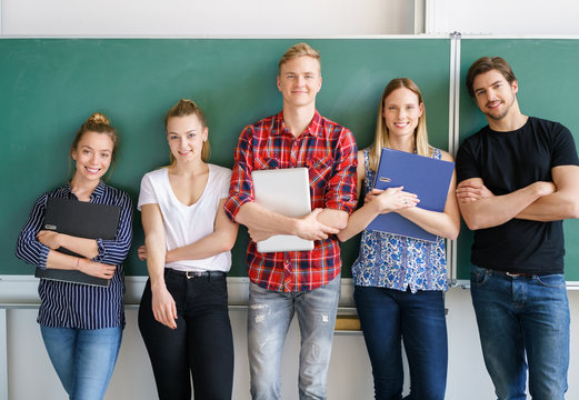 studenten stehen in einer reihe vor einer tafel