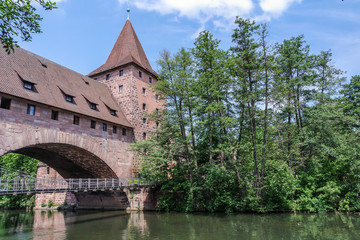 Fototapeta na wymiar eiserne Brücke in Nürnberg