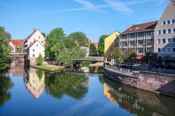 Fototapeta na wymiar am Fluss gebautes Nürnberg