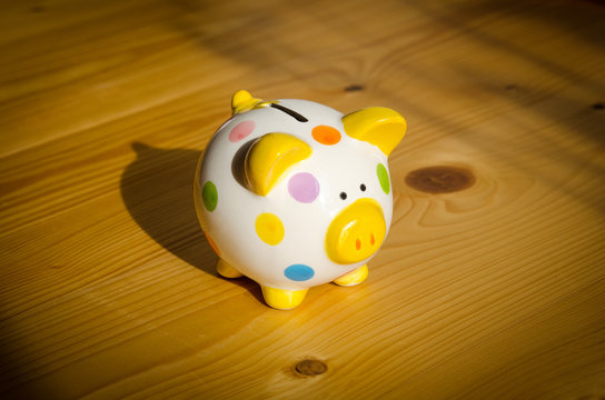 Sparschwein auf Parkett, Sparen f&uuml;rs Eigenheim