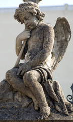 Angel de varios tipos de material expuestos en sitios p&uacute;blicos