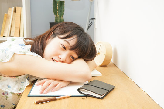 「突っ伏す」の写真素材 | 192件の無料イラスト画像 | Adobe Stock
