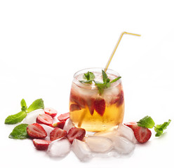 КОКТЕЙЛЬ ЯБЛОЧНЫЙ СОК КЛУБНИКА МЯТА ЛЁД