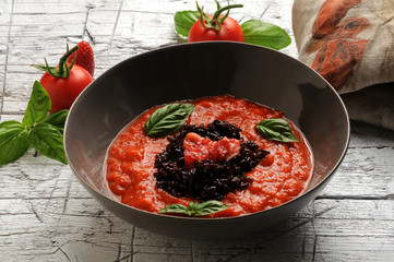 Rice with peppers sauce and strawberries Riso con salsa di peperoni e fragole Arroz con salsa de pimientos y fresas Reis mit Paprika-Sauce und Erdbeeren Riz aux poivrons sauce et fraises 라이스 고추 소스와 딸기