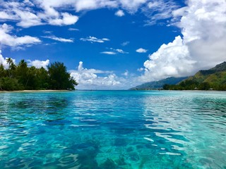 Beautiful view on the turquoise lagoon of Moorea and its Motus, Moorea, Tahiti, French Polynesia - obrazy, fototapety, plakaty