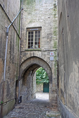 Fototapeta na wymiar arch over an alley in Laon, France