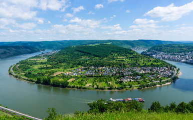 Fototapeta premium Rheingoldbogen Rheinbogen Rheinschleife bei blauen Himmel