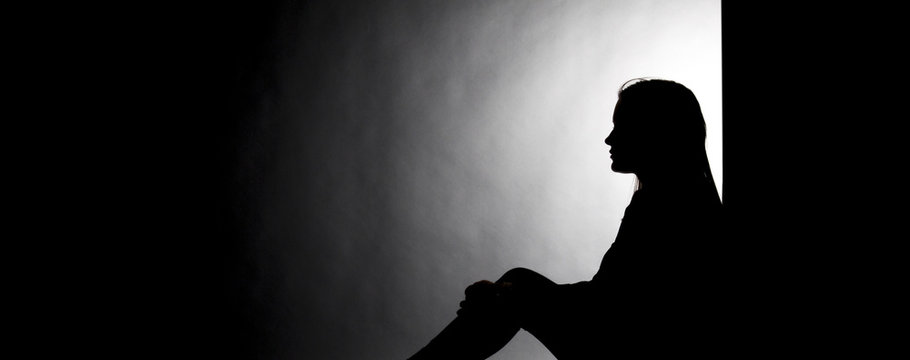 Silhouette einer sitzenden jungen Frau